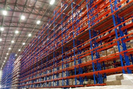 Porta paletes: vantagens e aplicações no armazenamento de lojas e supermercados