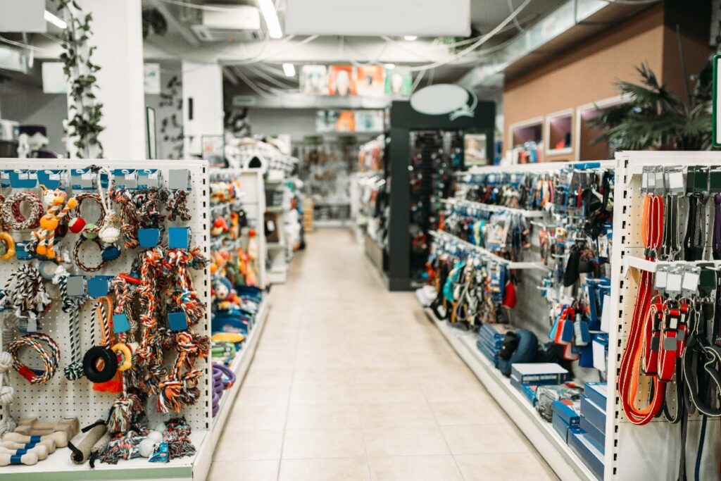Produtos em gôndolas para pet shop