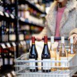 Expositores para vinhos: como escolher o ideal para o seu negócio?