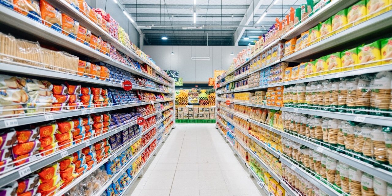 Como as gôndolas influenciam o comportamento de compra em supermercados?
