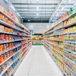 Como as gôndolas influenciam o comportamento de compra em supermercados?