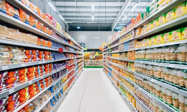 Como as gôndolas influenciam o comportamento de compra em supermercados?