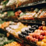 Expositor para hortifrúti + estratégico: mantendo produtos frescos com um layout logístico inteligente