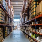 Mini porta paletes ou porta paletes convencional: qual é a melhor solução para o seu estoque?