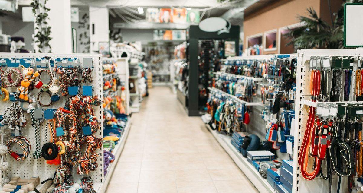 Layout para Pet Shop: como expor rações pesadas e acessórios delicados sem perder a organização