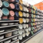 Prateleira para loja de utilidades: dicas de organização para produtos de diferentes tamanhos